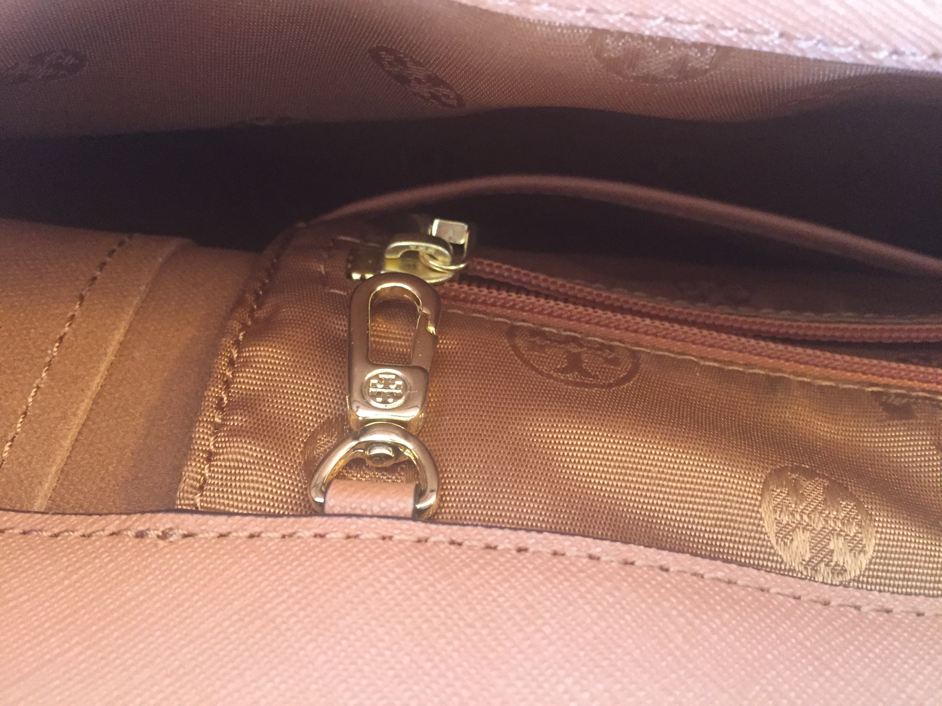 Review: Tory Burch York Saffiano Leather Buckle Tote - Elle Blogs